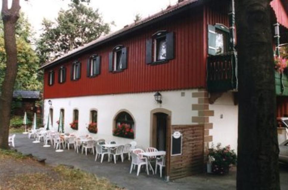 Das Weißensteinhaus liegt auf dem Weißenstein bei Stammbach, einem einmaligen Eklogit-Berg mit Aussichtsturm.