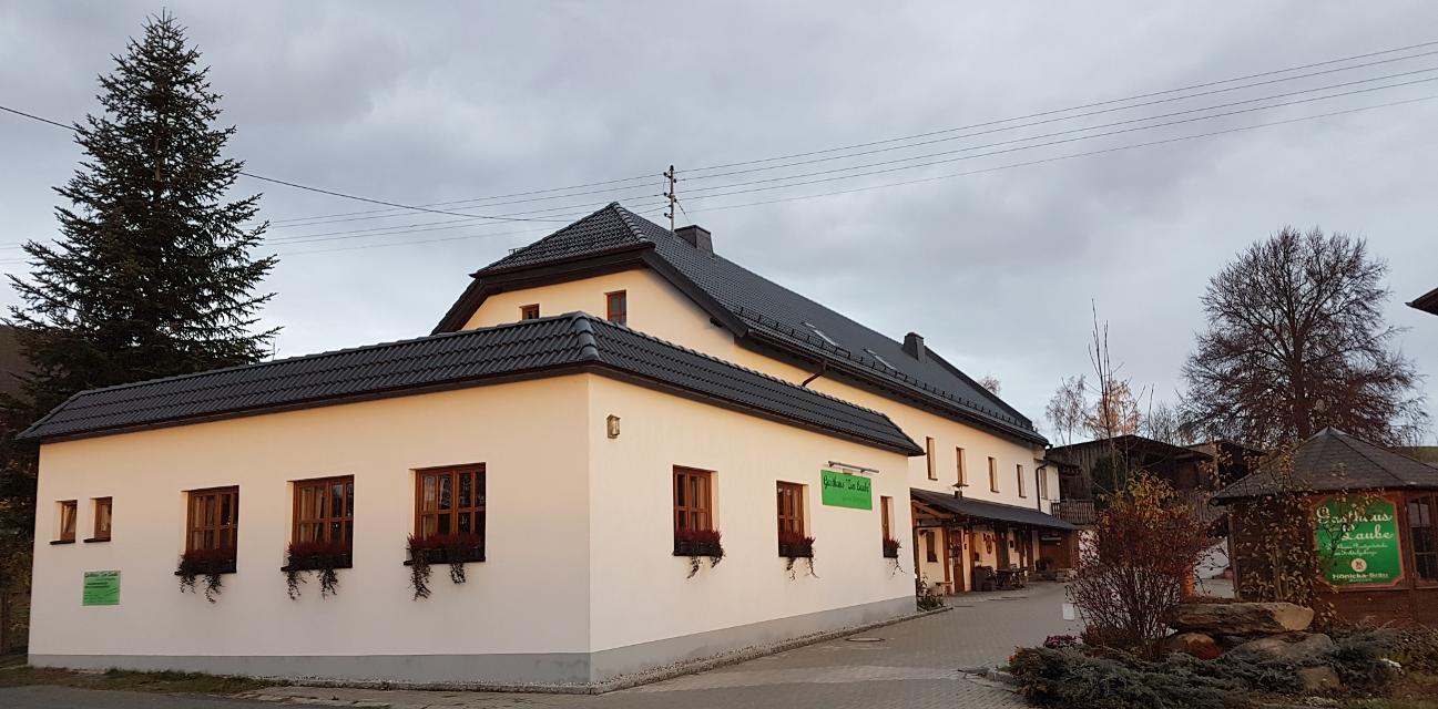 Auf dem Foto ist das Gasthaus Zur Laube bei Röslau abgebildet.