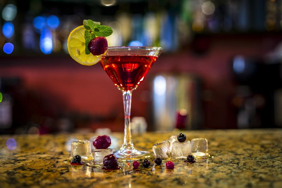 Genießen Sie ihre Getränke in unserer stilvoll eingerichteten Bar oder im Lounge – Außenbereich.Wir heißen Sie herzlich willkommen.