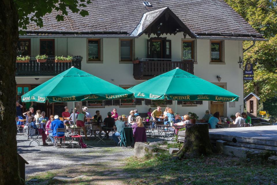 Die Gaststätte Waldsteinhaus befindet sich in idyllischer Lage des Großen Waldstein und hat einen Biergarten.
                 title=