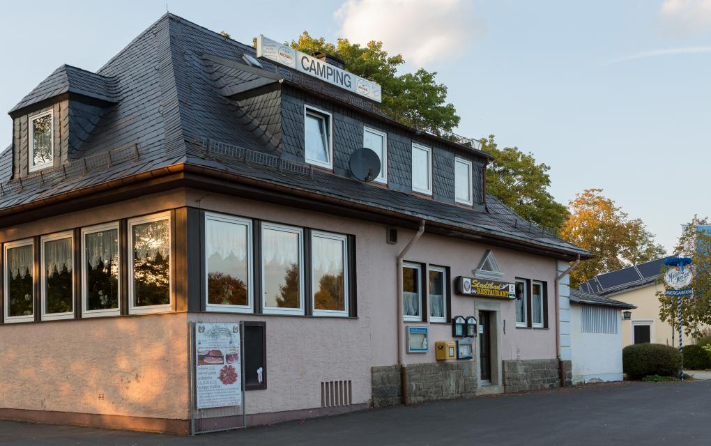 Das Stadtbad-Restaurant befindet sich direkt am Weißenstädter Campingplatz und ist nur 50 Meter vom Ufer des Weißenstädter Sees entfernt.