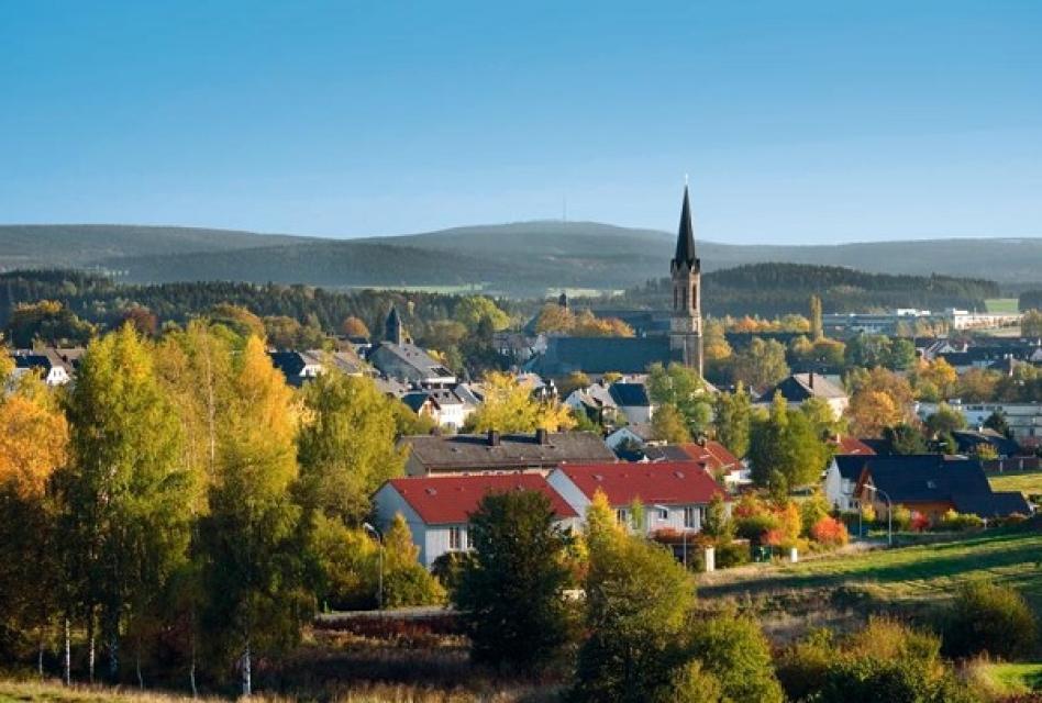 Gepflegte Stadt in der Übergangszone vom Fichtelgebirge zum Frankenwald, 535-580 m ü.N.N. Münchberg ist heute mit ca. 12.500 Einwohnern die größte und eine der ältesten Städte im Landkreis Hof.
