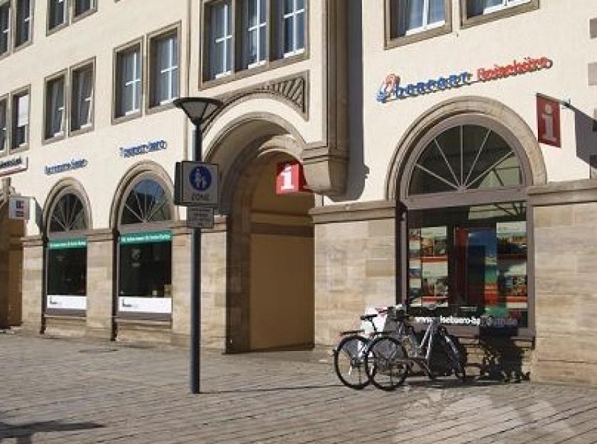 Die Tourist-Information Bayreuth ist mit ihrem Shop an rund 340 Tagen im Jahr geöffnet. Hier kann man unter anderem Stadt- und Erlebnisführungen buchen und ausführliche Informationen direkt vom Counter einholen. Zusätzlich bietet die Tourist-Information die Vorbereitung und Abwicklung von attraktiven Pauschalangeboten. 