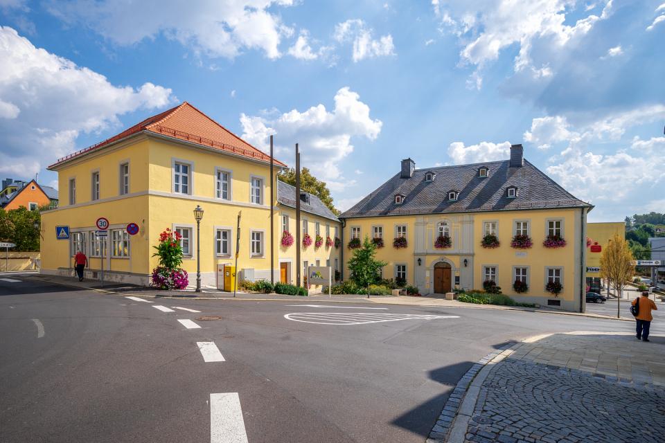 Das Neue Rathaus wurde 1794 durch Wolfgang Caspar Fikentscher, Begründer der Chemischen Fabrik und Redwitzer Bürgermeister, als klassizistisches Wohnhaus außerhalb des Mauerrings errichtet. 
