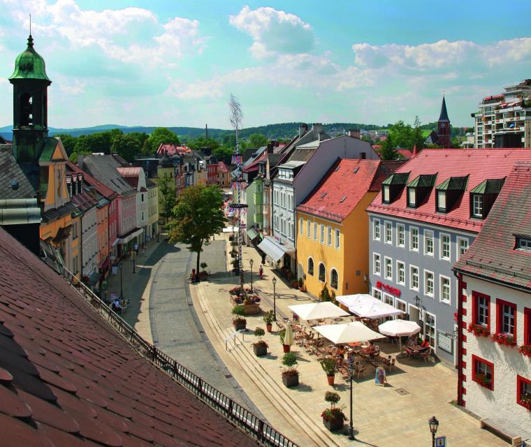 Im bereits 1140 erstmals urkundlich als Pfarrort genannten Redwitz entwickelte sich im Schutze der 1251 erwähnten Burg entlang der alten Handelsstraße eine Kaufmanns- und Handwerkersiedlung, die 1384 das Egerer Stadtrecht erhielt.