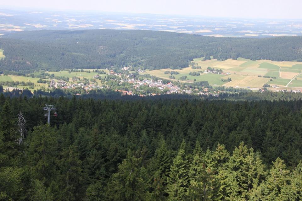 Der Asenturm ist ein Aussichtsturm und Frankens höchstgelegenes Ausflugslokal auf dem Ochsenkopf (1.024 m). Er kann zu Fuß, per Rad oder mit 2 Seilbahnen erreicht werden. Parkplätze stehen an der Talstation Nord oder Süd ausreichend zur Verfügung.