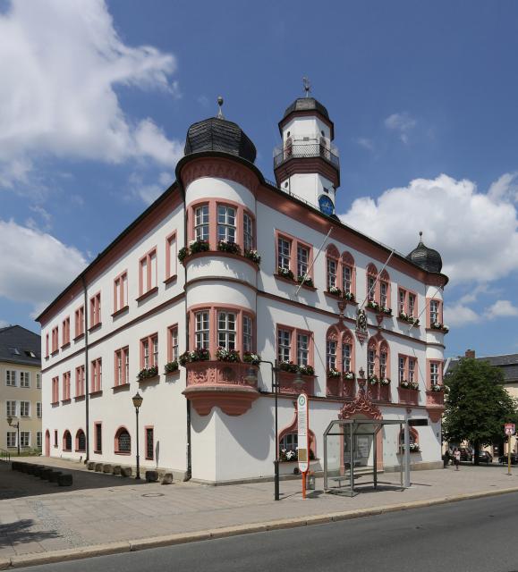Nach dem verheerenden Stadtbrand 1823 wieder aufgebaut, ist das Rathaus mit seinen Fassaden aus dem Biedermeier ein markanter Punkt an der Ludwigstraße. 
