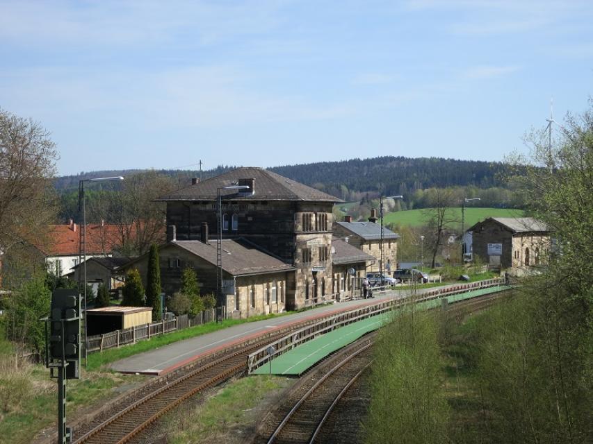 Der Bahnhof von Marktschorgast liegt an der Bahnlinie Hof - Bamberg. Er befindet am oberen Ende der 