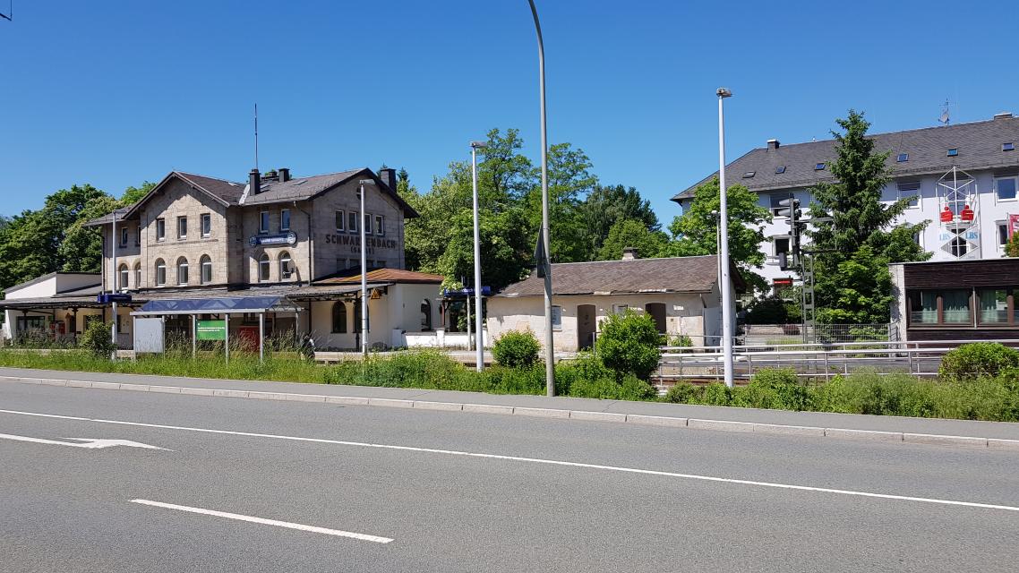 Der Bahnhof von Schwarzenbach an der Saale liegt an der Bahnlinie Hof - Bamberg.