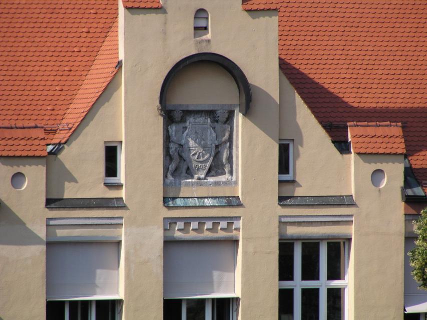 Das ehemalige evangelische Schulhaus, heute Zentralschulhaus, wurde 1907/08 nach Plänen von Emil Leykauf aus München erbaut. Im Untergeschoss befand sich ein öffentliches Dusch- und Wannenbad. 