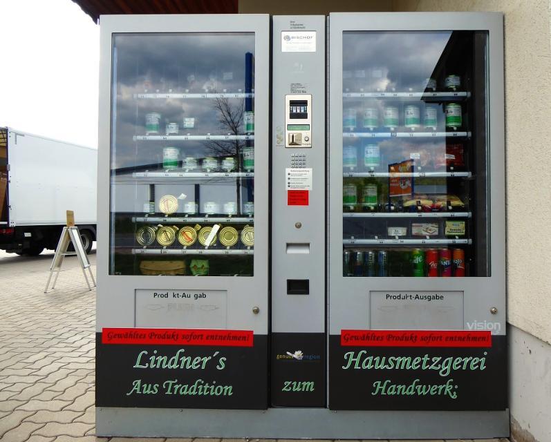Der Verkaufsautomat der Hausmetzgerei Lindner bietet hausgemachte Spezialitäten in Dosen und vakuumiert an. Der Automat ist 24 Stunden 7 Tage die Woche betriebsbereit und wird regelmäßig befüllt.