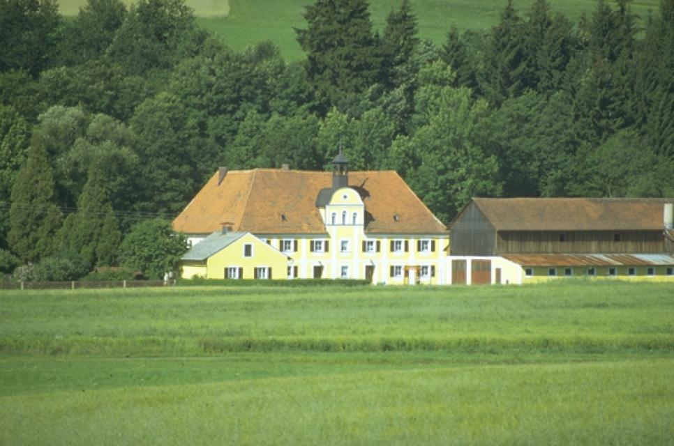 In unmittelbarer Nähe zum Fichtelnaab-Radweg befindet sich bei Grötschenreuth das herrliche, barocke und denkmalgeschützte Hammerherrschloss. Es ist ein Highlight auf dem Fichtelnaab-Radweg. Das Schloss ist in Privatbesitz.