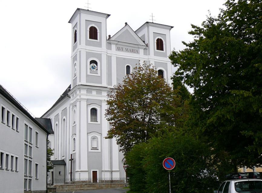 Weithin sichtbar erhebt sich die Wallfahrtskirche Unsere Liebe Frau von Fuchsmühl. Es handelt sich um einen Saalbau mit Doppelturmfassade, erbaut 1712-1726. 