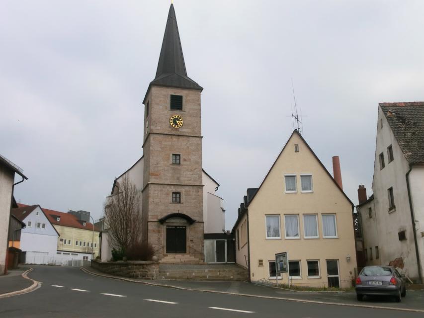 Landschaftlich reizvoll, zwischen Steinwald und Stiftland, liegt die evang.-luth. Pfarrkirche  St. Leonhard von Krummennaab. 