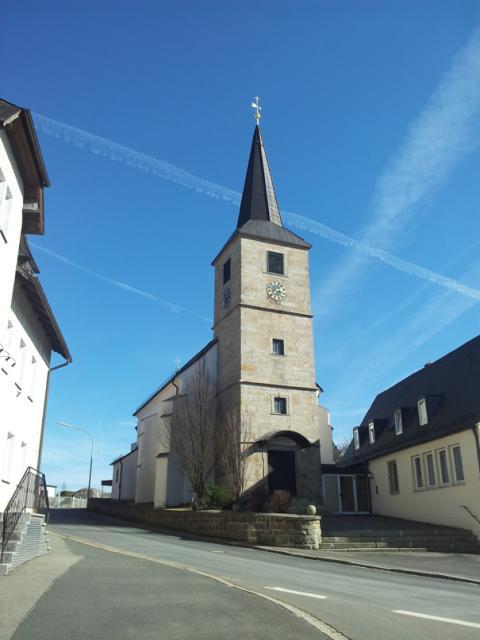 Landschaftlich reizvoll, zwischen Steinwald und Stiftland, liegt die evang.-luth. Pfarrkirche St. Leonhard von Krummennaab.