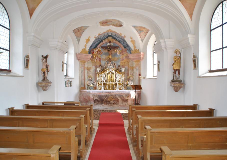 Die barocke Maria Hilf-Kapelle ist geschmückt mit Totentanz-Gemälden, die ca. aus dem Jahre 1780 stammen.