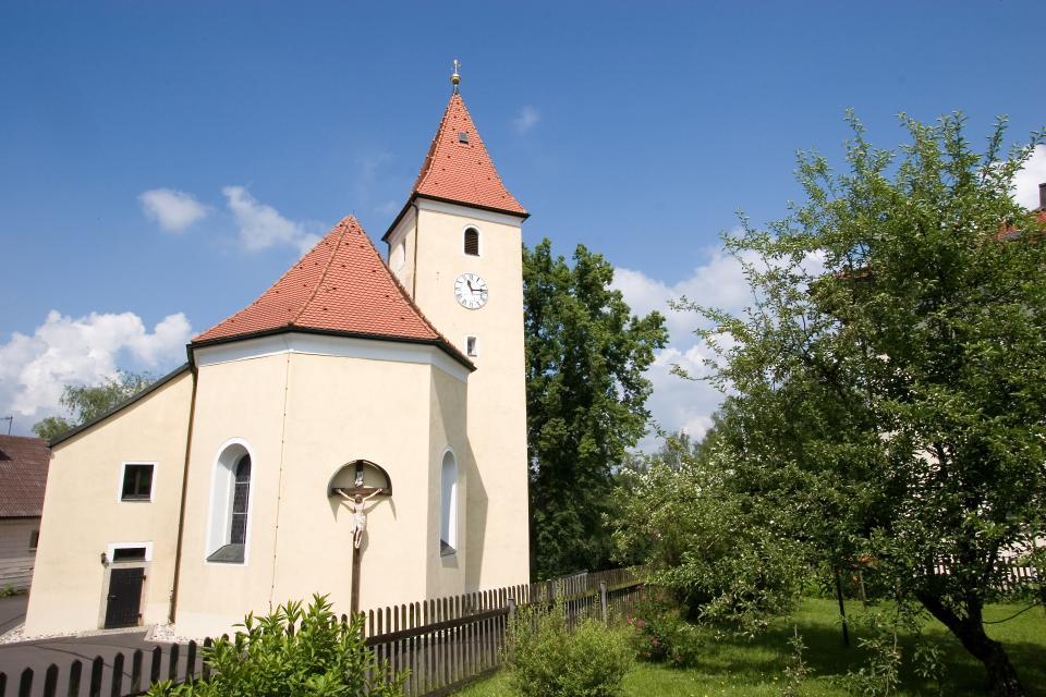 Besichtigen Sie die Pfarrkirche St. Martin in Pullenreuth, die urkundlich erstmals im 11. Jahrhundert erwähnt wird.