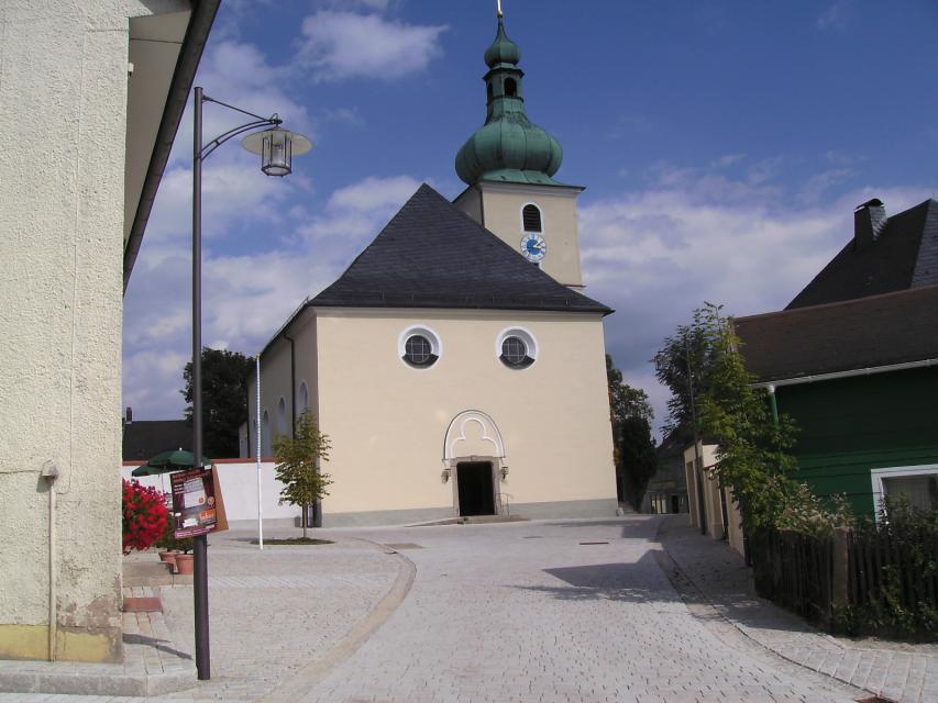 Die Kath. Pfarrkirche St. Sebastian wurde in der Zeit von 1818 bis 1820 erbaut. Der Turm ist im Kern sp&auml;tmittelalterlich.&nbsp;
