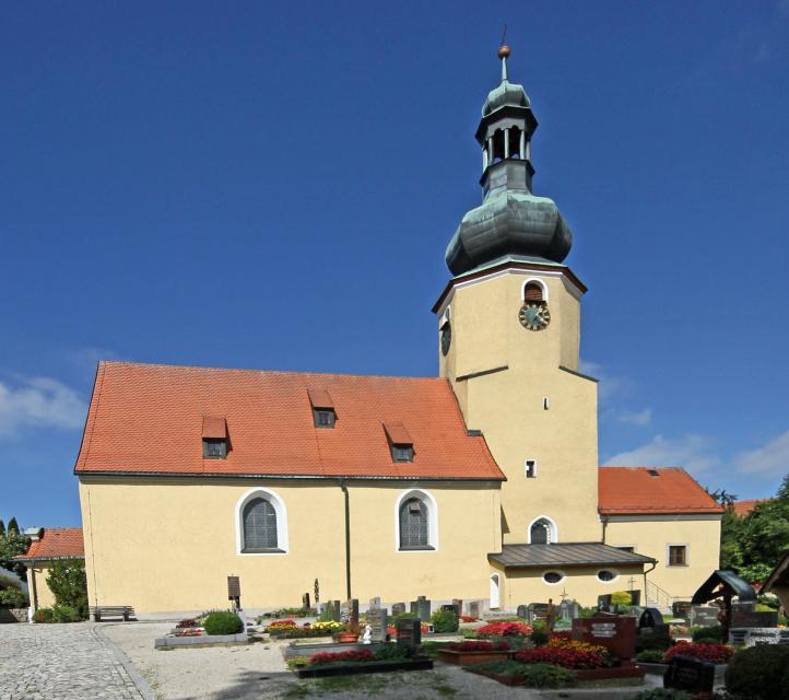 Die Pfarrkirche S. Emmeram wurde im gotischen Baustil mit barocker Ausstattung errichtet.
                 title=