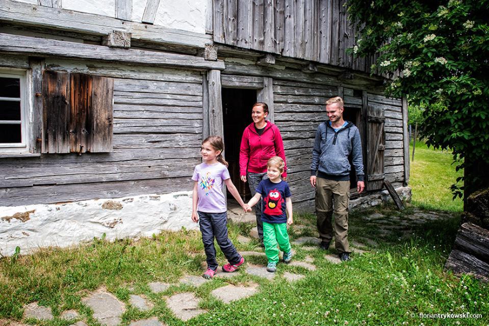 Eine Familie läuft durch das Oberfränkische Bauernhofmuseum Kleinlosnitz.
                 title=