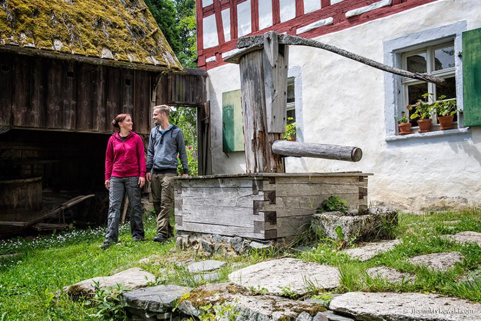 Zwei Wanderer laufen durch das Oberfränkische Bauernhofmuseum Kleinlosnitz.