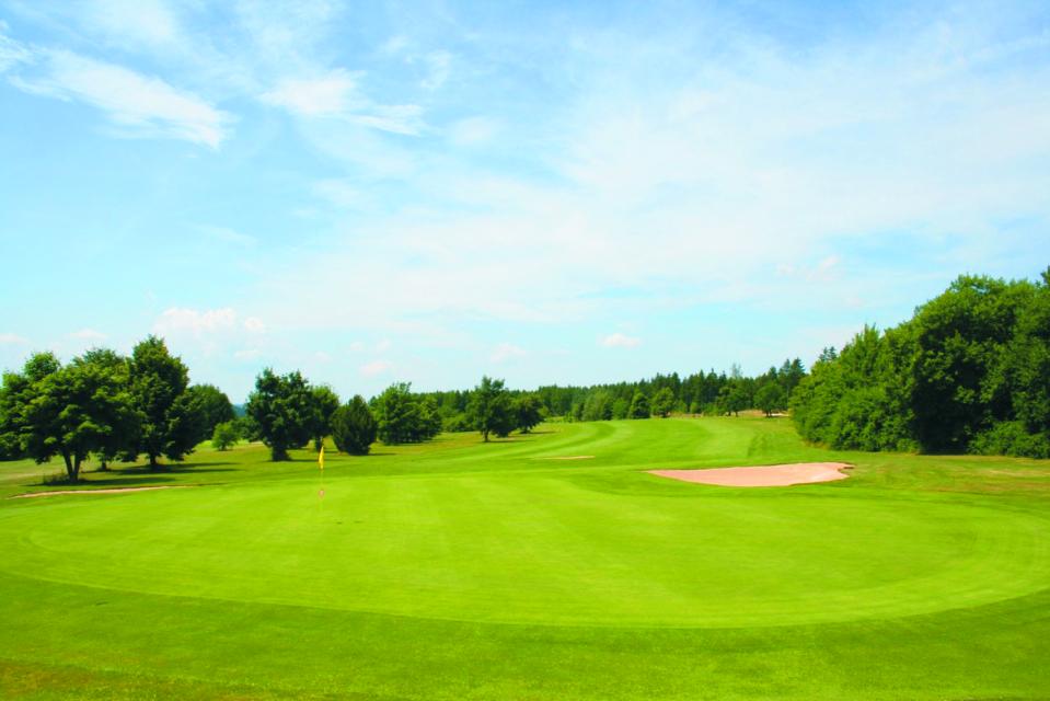 Vor den Toren der Stadt Hof liegt der Golfplatz Hof, seine 18 abwechslungsreichen Spielbahnen sind in die sanfte oberfränkische Hügellandschaft eingebettet