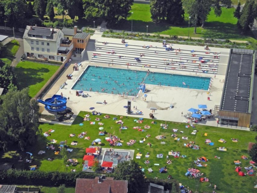 Das Arzberger Freibad steht für Erholung, Sport und Spaß. Dafür sorgen mehrere Becken, eine große Rutsch und viele weitere Attraktionen.
