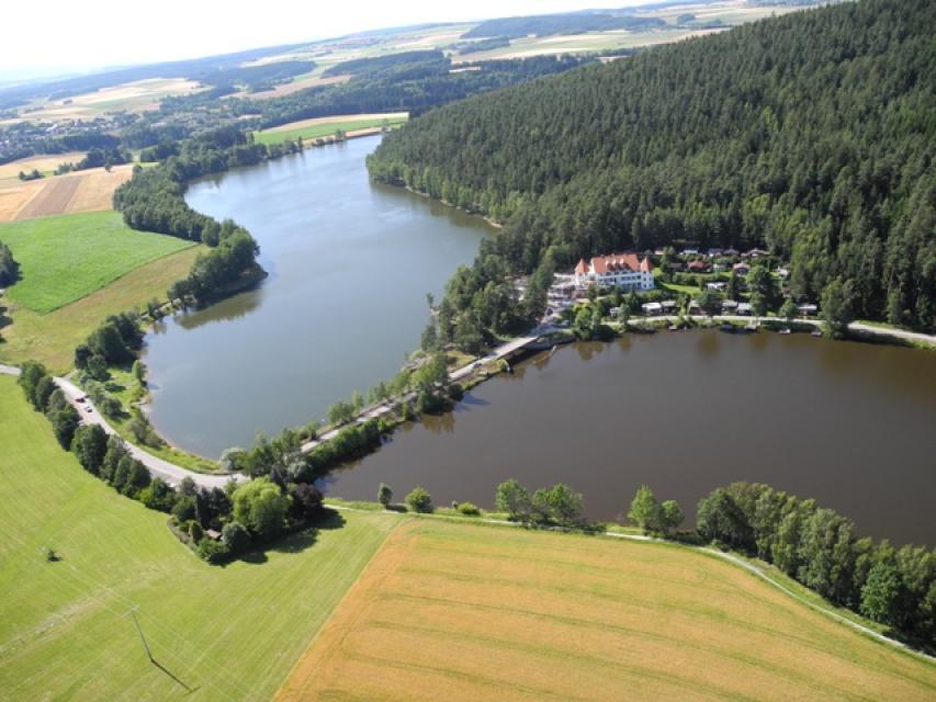 Der Feisnitz-Stausee liegt bei Arzberg. Um die beiden Seen des Feisnitz-Stausees führt ein bequemer, behindertengerechter Rundwanderweg (Hauptsee 1,5km und Vorsee 1,3km).