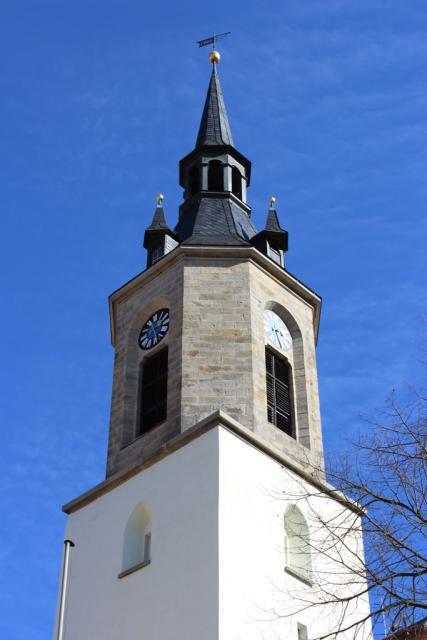Die evangelische Kirche von Arzberg ist eine Kirchenburganlage aus dem 14./15. Jahrhundert mit Wehrmauer und Pulverturm.
                 title=