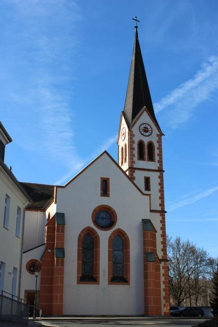 Die Katholische Pfarrkirche "Unsere Liebe Frau" von Arzberg wurde von 1874 bis 1875 im neugotischen Stil erbaut.