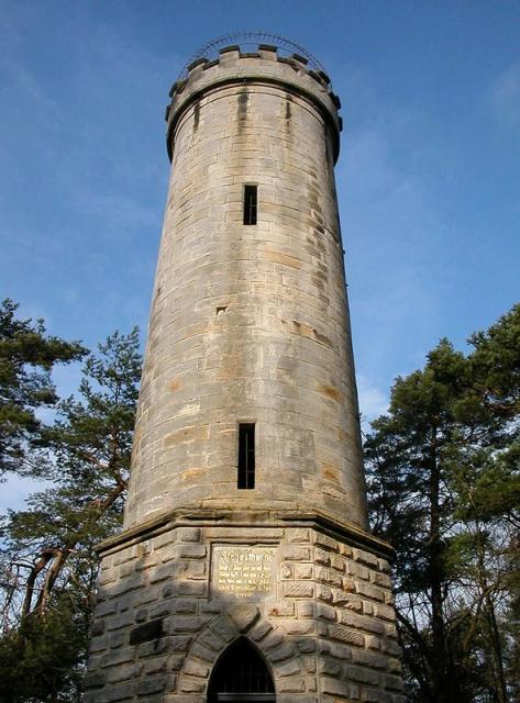 Der 17 m hohe Siegesturm ist ein aus Sandstein erbauter Rundturm auf dem 463 m ü.N.N. hohen Gipfel Hohe Wart im Höhenzug Hohe Warte.