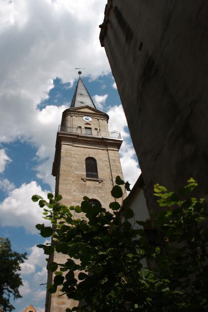 Bereits in einer Urkunde von 1140 wird ein Pfarrer von Redwitz genannt. Um 1384 wurde die Burg in Kirche und Rathaus umgestaltet.