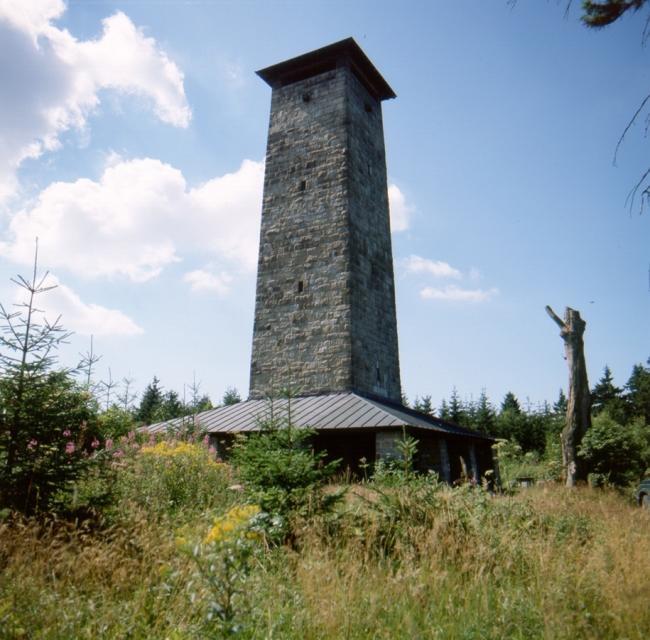 Die Schönburgwarte ist ein Aussichtsturm auf dem Kornberg.