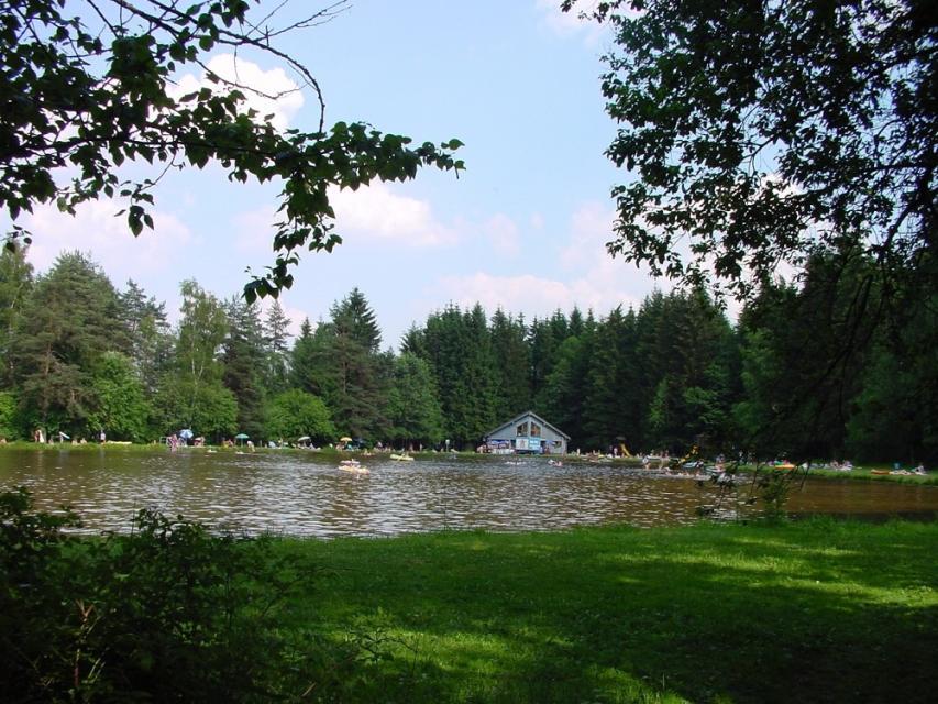 Das idyllisch gelegene Waldbad mit gepflegten Liegewiesen befindet sich am westlichen Ortsrand gleich neben den Tennisplätzen.
                 title=