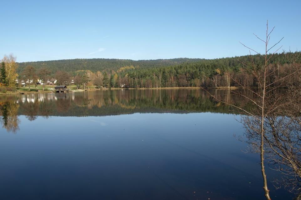 Auf dem Foto ist ein See abgebildet, der sich in der Ortschaft Nagel befindet.
