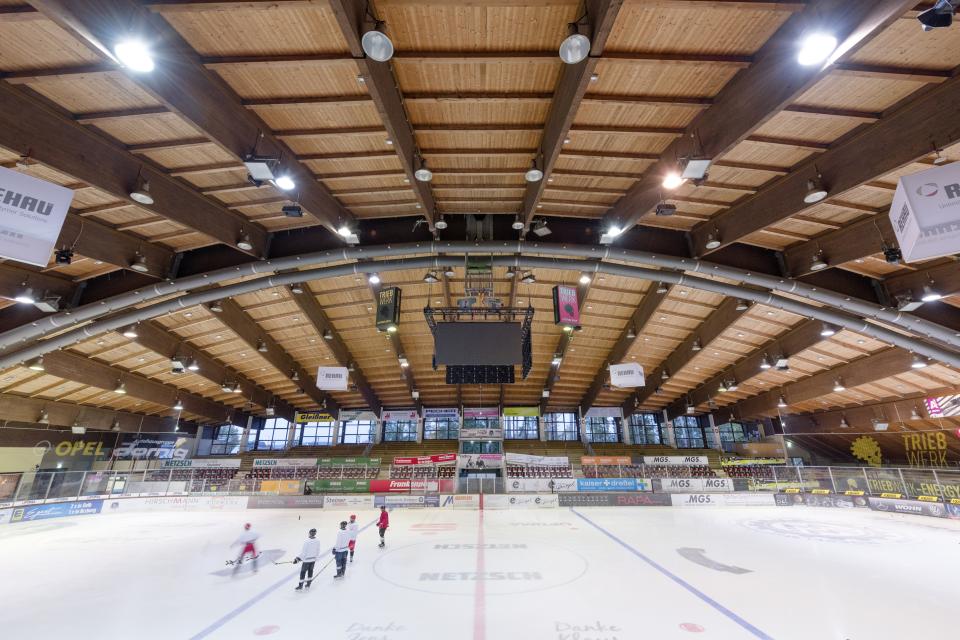 Besonders bemerkenswert in der Stadt Selb ist die Eissporthalle NETZSCH Arena, die zu den schönsten Hallen in Deutschland gezählt werden darf. Sie ist die Heimat der "Selber Wölfe".
