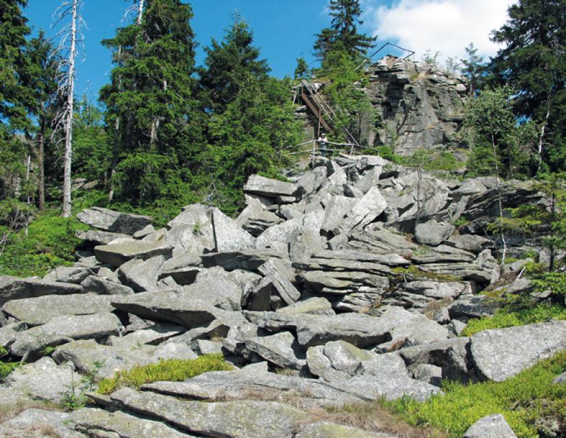 Besuchen Sie die Aussichtsplattform Saubadfelsen. Sie ist eine mehrere Felsengruppe aus Granit im Naturpark Steinwald.
