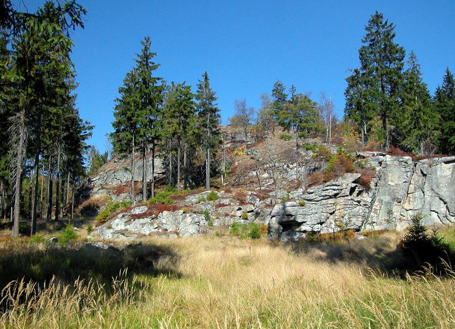 Der Steinschlatter ist eine mächtige Felsformation aus Granit.