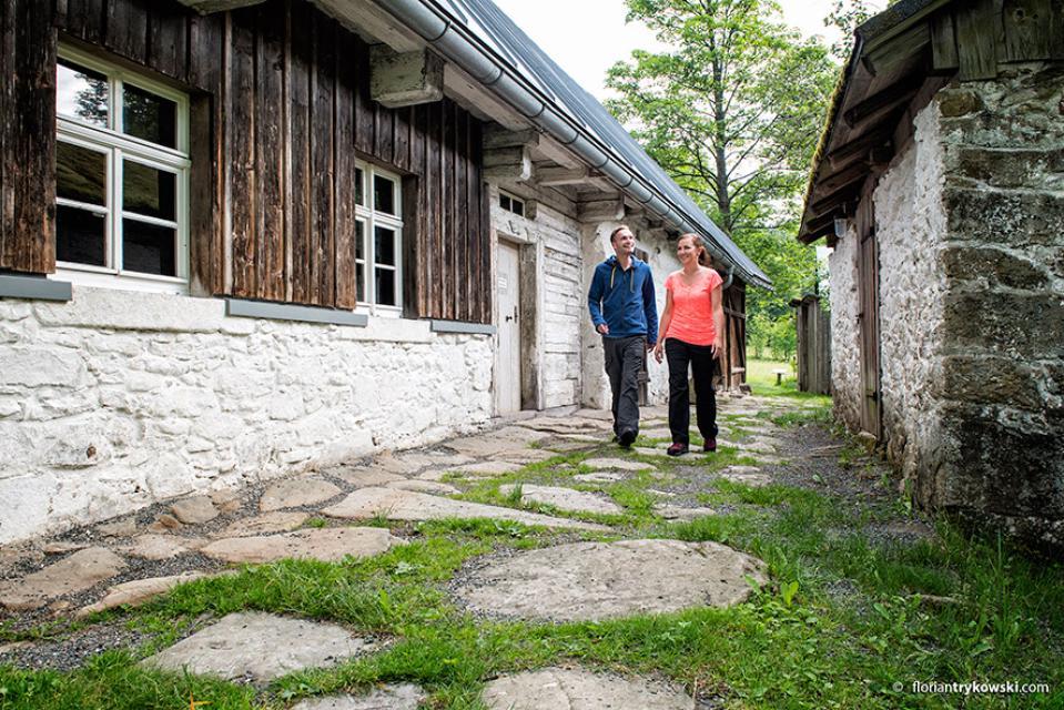 zwei Wanderer stehen vor dem Freilandmuseum Grassemann