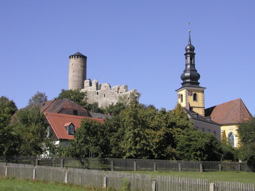 Burg Thierstein ist die Ruine einer sog. Spornburg, die sich auf einem 615 m ü. NN hohen Bergs über der Ortschaft Thierstein erhebt.
                 title=