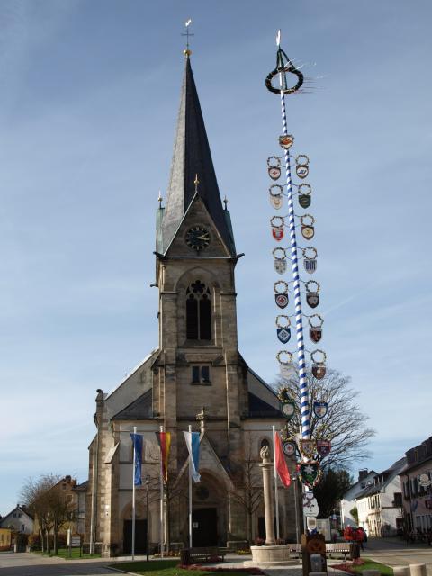Zur Kirchengemeinde gehören nicht nur Bischofsgrün mit den Nachbardörfern Wülfersreuth und Grassemann. Auch die beiden höchsten Gipfel des Fichtelgebirges - der Ochsenkopf und der Schneeberg sind auf dem Gebiet der Kirchengemeinde.