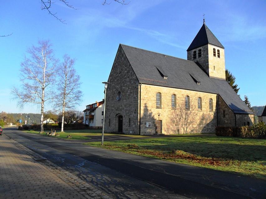 Die Bischofsgrüner Kirche "Mariä Himmelfahrt" wurde im Oktober 1951 durch seine Exzellenz, Erzbischof Dr. Michael Buchberger, eingeweiht. 
                 title=