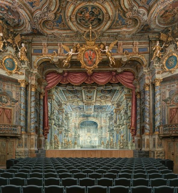 Das Markgräfliche Opernhaus in Bayreuth, eines der schönsten Barocktheater Europas, zeugt noch heute vom Leben und Wirken der preußischen Prinzessin Wilhelmine. Es wurde als eines der wenigen in Europa erhaltenen Theaterbauten des 18. Jahrhunderts in den Rang des UNESCO-WELTERBES erhoben.
                 title=