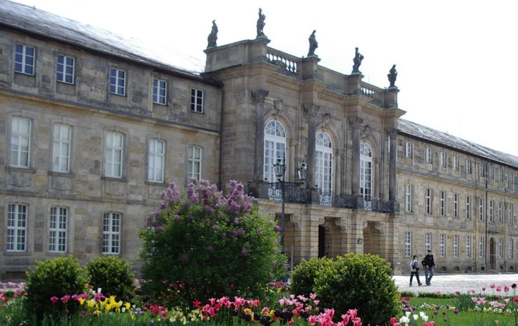 Das Bayreuther Neue Schloss zählt zu den Hauptwerken der deutschen Architektur des 18.Jahrunderts. Das Neue Schloss wurde zwischen 1753 und 1758 erbaut und auch fertiggestellt. Es beinhaltet unter anderem das Museum "Bayreuther Fayencen - Sammlung Rummel".