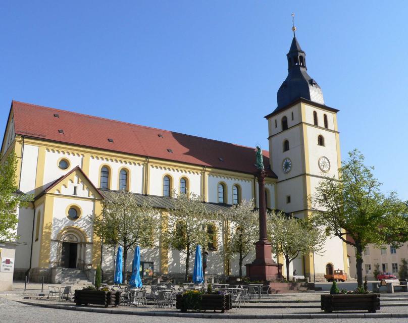 Die kath. Pfarrkirche St. Jakob stammt von 1890-93. Der Kirchturm von 1606 wurde aus Steinen der Kreuzbergkirche in Wiesau für die Vorvorgängerkirche der neuromanischen Basilika errichtet.