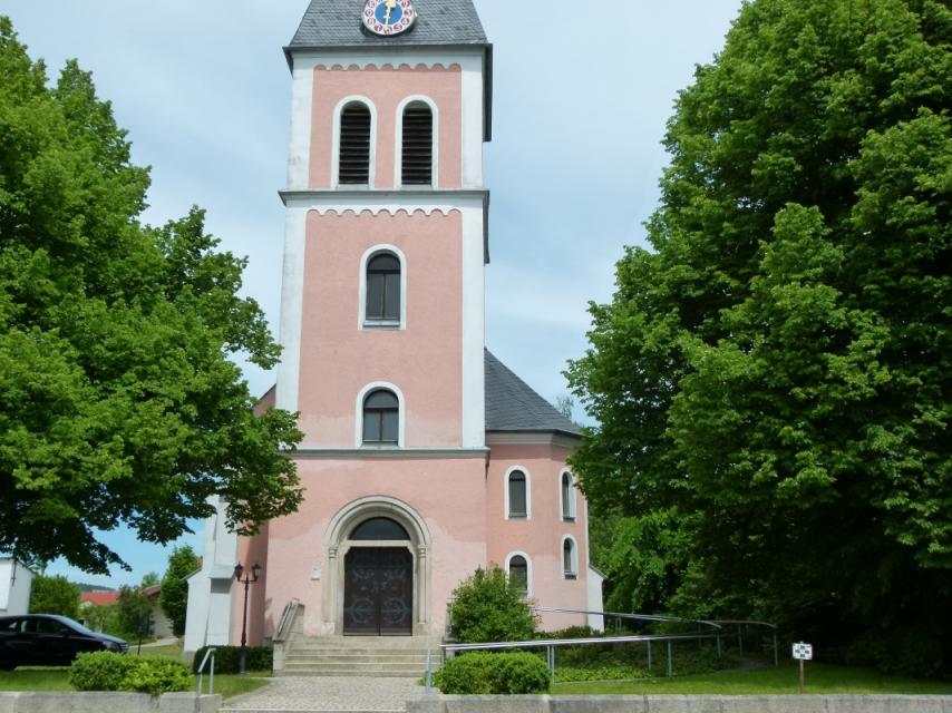 Die Christuskirche Mitterteich wurde 1897 geweiht und hat schon mehrere Umbau- und Renovierungsmaßnahmen hinter sich. 
                 title=