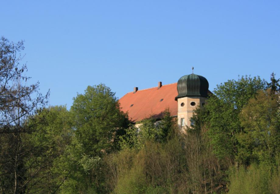 Das Schloss Grötschenreuth stammt aus dem 17. Jahrhundert und prägt durch seine eindrucksvolle Erscheinungsform das Bild des Ortes Grötschenreuth.
                 title=
