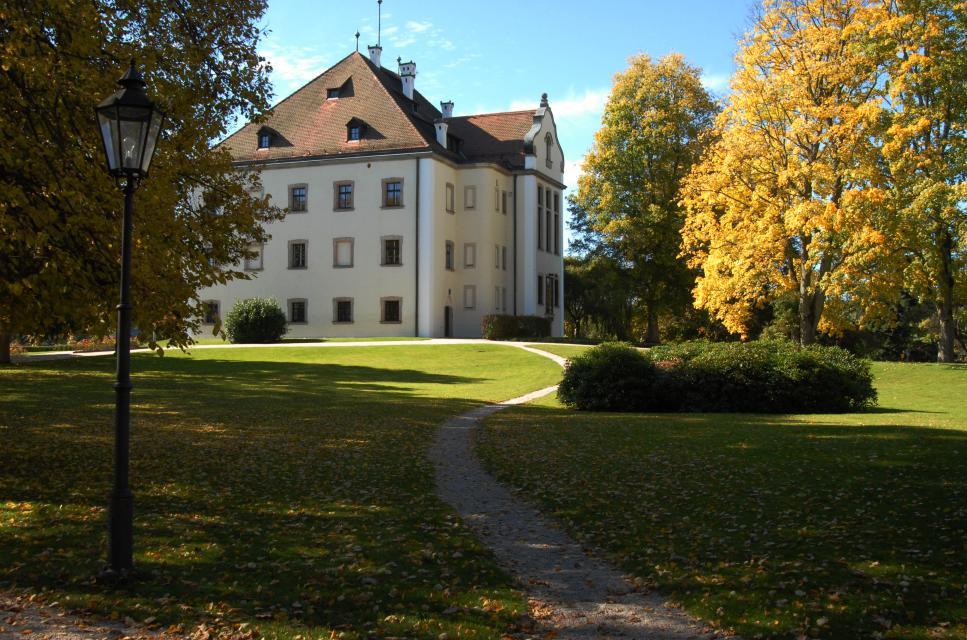 Das denkmalgeschützte Ensemble am Schlossberg umfasst das Friedenfelser Schloss, die Brauereigebäude, das vierseitige Ökonomiegehöft mit der evangelischen Schlosskapelle, die Pfarrkirche sowie das Lehrerwohnhaus und die Grundschule.