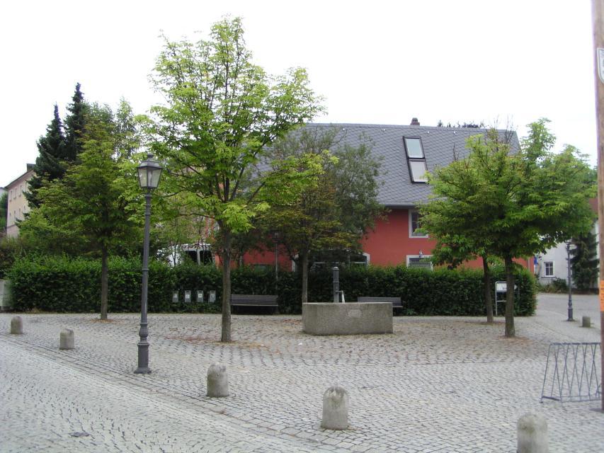 Dieser Platz wurde nach dem Bürger­meister und Ehrenbürger Karl Zipproth der bis 1939 eigenständigen Gemeinde Dörflas benannt, der sein Textilverlags­unternehmen im Haus Nr. 5 betrieb.