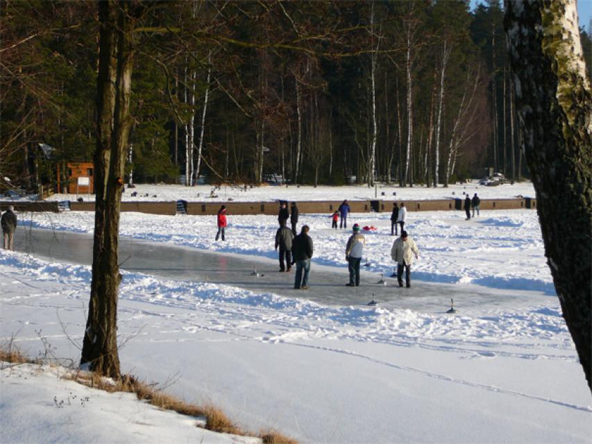 Bei entsprechenden Witterungsverhältnissen in den Wintermonaten bietet der Seidlersreuther Weiher zwischen Wiesau und Falkenberg ideale Voraussetzungen für Schlittschuh laufen und Eisstock schießen. 
